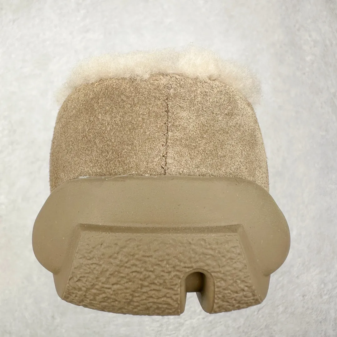 Pick up locally💰520 UGG 1688 Little Potato all-inclusive autumn and winter sheep fur integrated snow boots. All shoes are made from the same factory as ZP. Longfeng A-grade Australian imported sheep fur integrated brand OEM production line. Fully follow the ZP process. OEM original pattern maker adheres to the principle of no original shoes and no development selection. Pay attention to every detail. The most authentic version on the market TREADLITE "Light Wing" technology outsole Lightweight/durable/flexible/pile size: 35 36 37 38 39 40 Coding: by2936090